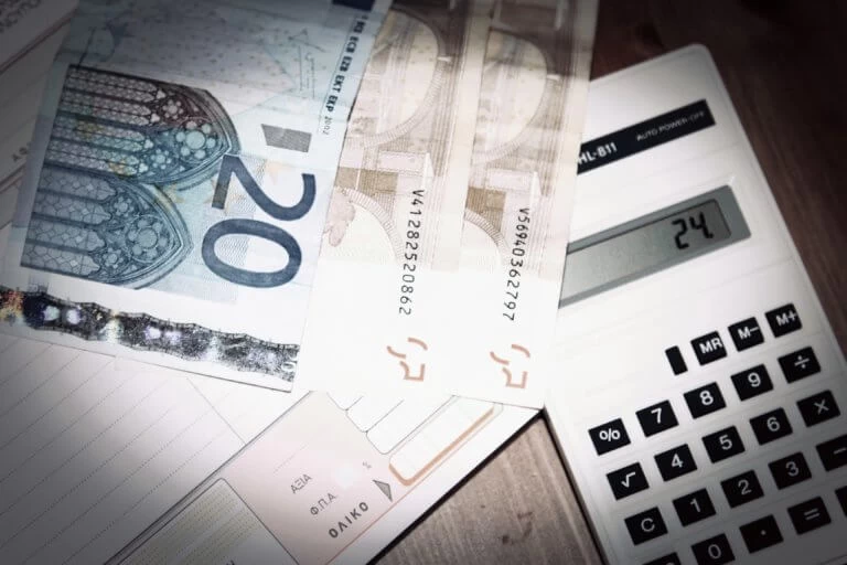 Ξεχάστε τα μετρητά – Το «κρυφό» χαράτσι στο αφορολόγητο και η παγίδα με τις αποδείξεις – Τι πρέπει να προσέξετε